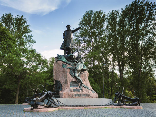 Памятник адмиралу Макарову в Кронштадте