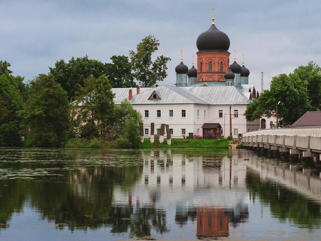 Свято-Введенский островной монастырь