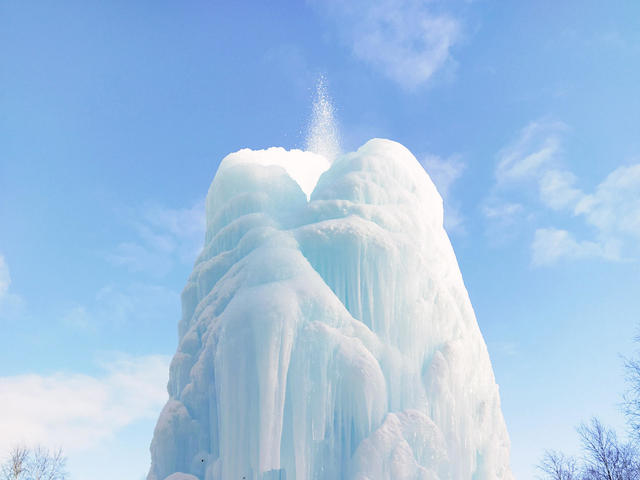 Ледяной фонтан в парке «Зюраткуль»