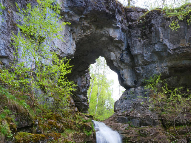 Водопад Куперля и карстовый мост