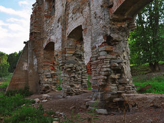 «Колесо» и руины Тирлянского завода